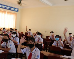 GDTrH. Trường PTDTBT THCS Chiềng Sơ, phòng Giáo dục và Đào tạo huyện Điện Biên Đông đón bằng công nhận đạt chuẩn quốc gia năm 2016.