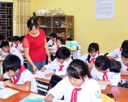 Ngân hàng BIDV tỉnh Điện Biên trao tặng máy vi tính cho Phòng Giáo dục và Đào tạo