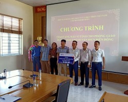 Ngân hàng BIDV tỉnh Điện Biên trao tặng máy vi tính cho Phòng Giáo dục và Đào tạo
