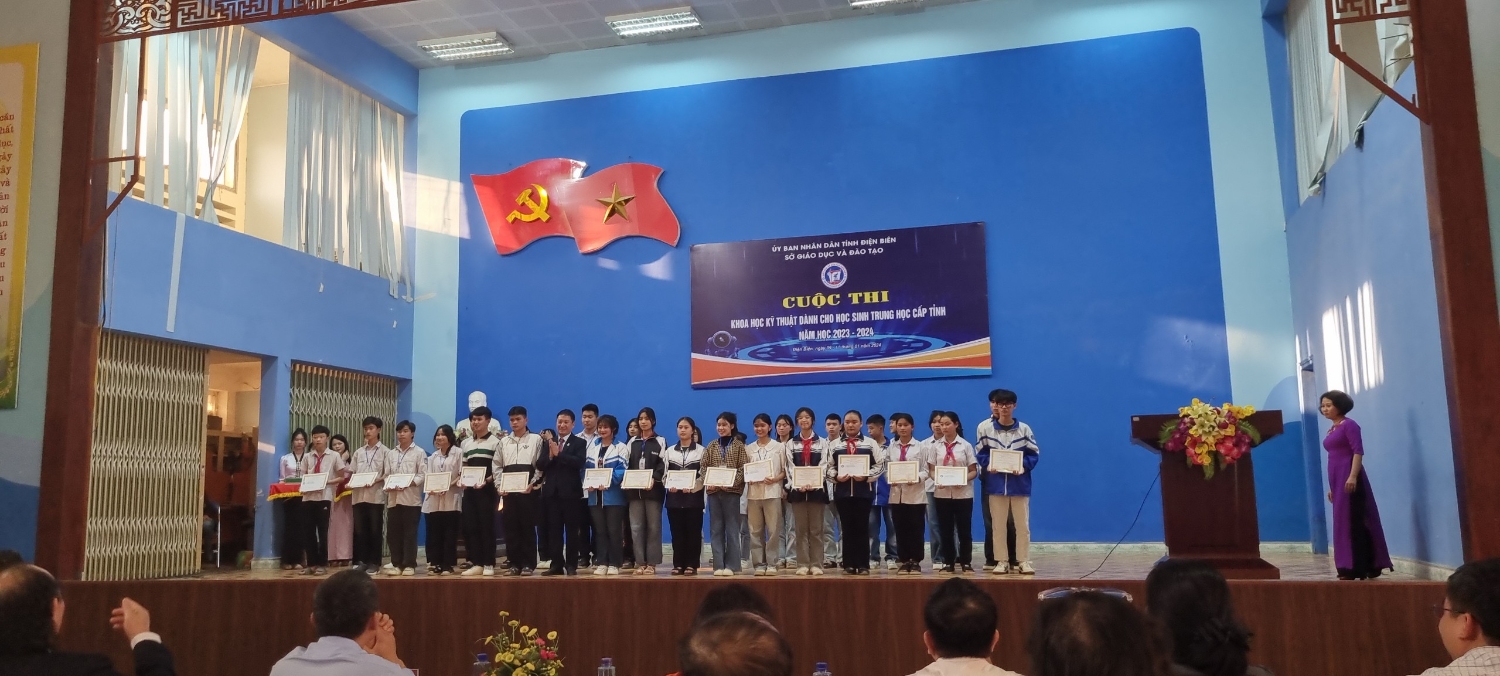 Thầy Lê Quang Vinh Phó Giám đốc Sở GD & ĐT trao Giải Ba cho các dự án (3)