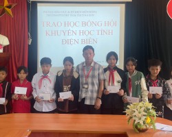 Trao tặng học bổng cho học sinh nghèo vượt khó huyện Điện Biên Đông