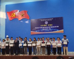 Thầy Lê Quang Vinh Phó Giám đốc Sở GD & ĐT trao Giải Ba cho các dự án (3)