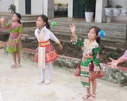 Học sinh tham gia thực hành ném Pao